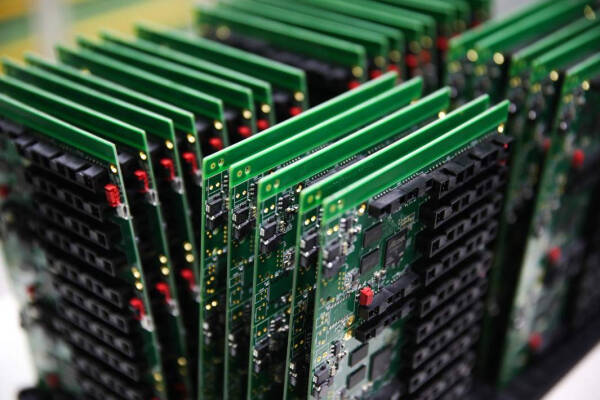 Шито-крипто: власти и бизнес не могут договориться о регулировании майнинга Шито-крипто: власти и бизнес не могут договориться о регулировании майнинга