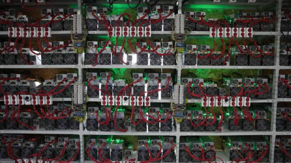 Шито-крипто: власти и бизнес не могут договориться о регулировании майнинга Шито-крипто: власти и бизнес не могут договориться о регулировании майнинга